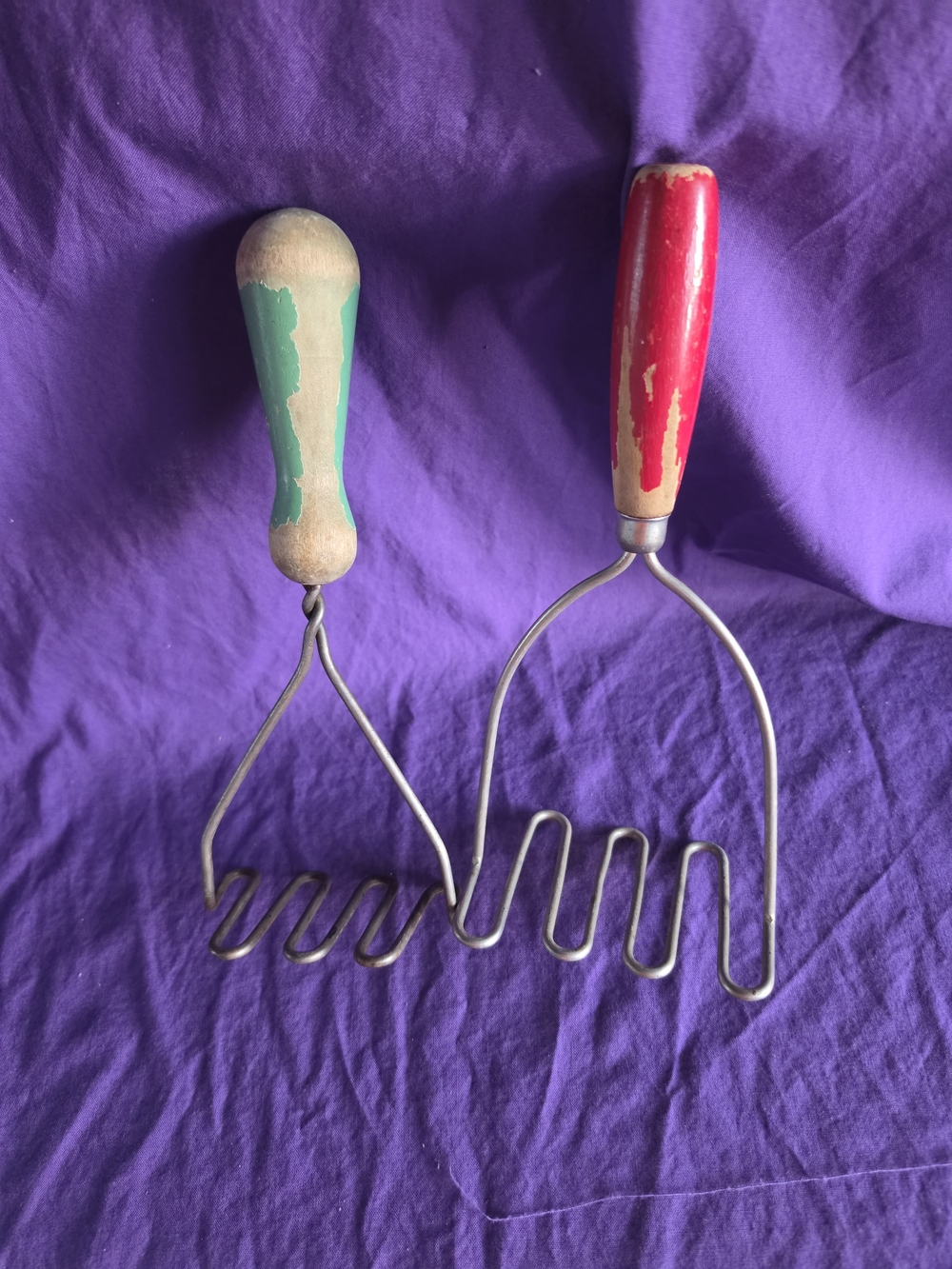 Vintsge Set Of 2  Wooden-Handle Potato Mashers in Green and Red